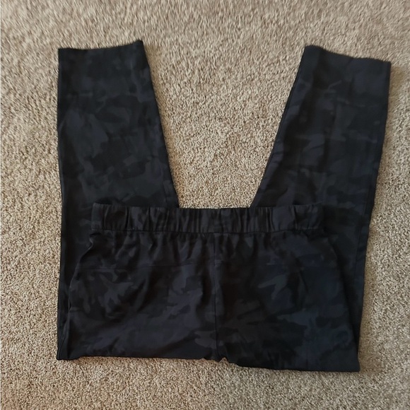 EUC Lululemon “On the Fly” Camo 7/8 pants, Size 12 - Picture 6 of 15